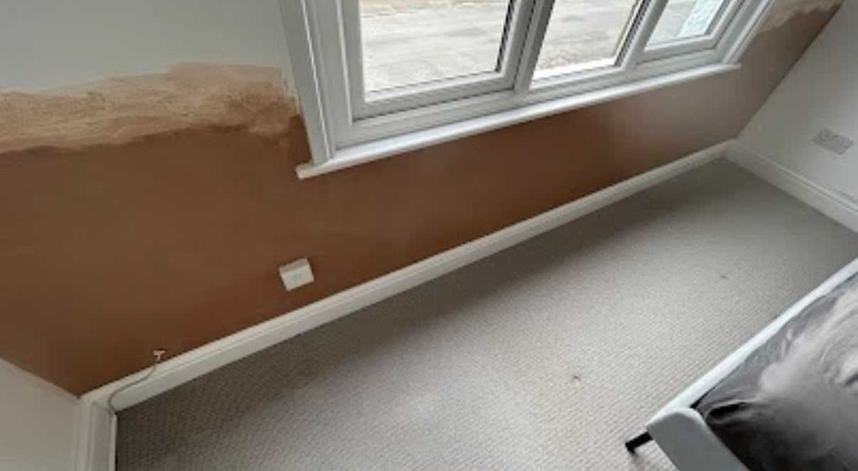 Bedroom wall plastering near window